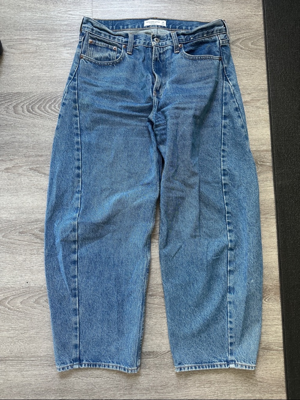 Abercrombie & Fitch mid rise barrel Jean